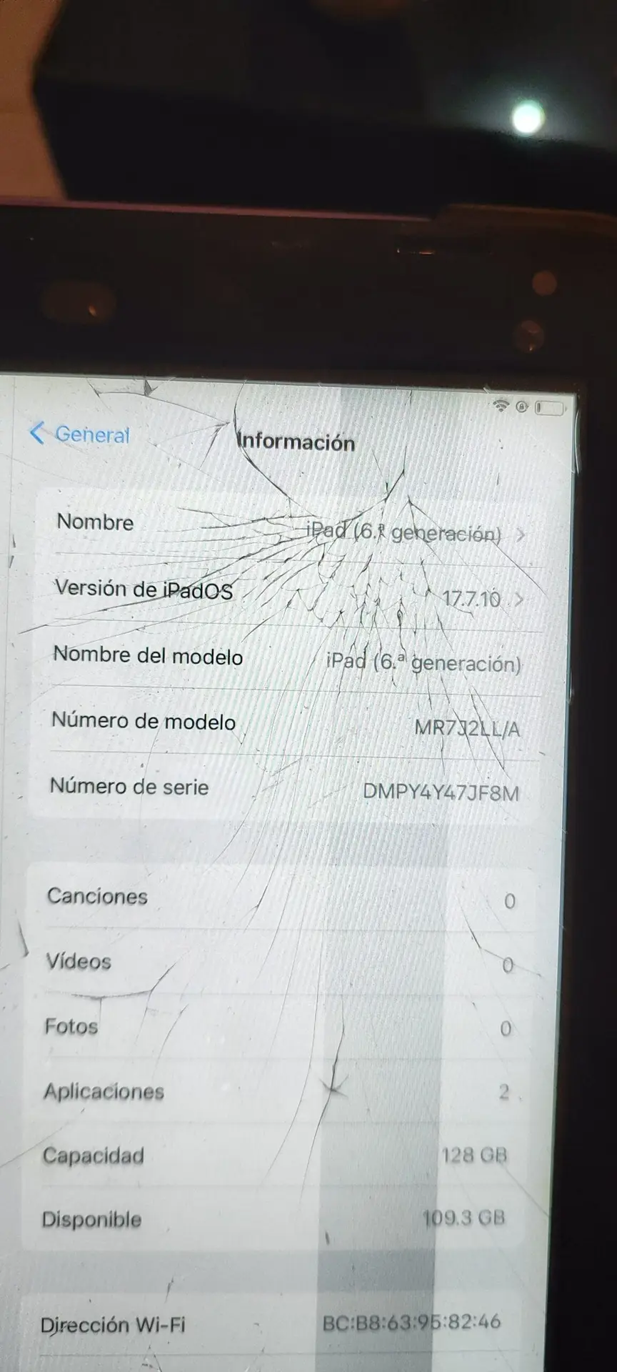 Cambio iPad 6ta generación de 128gb con crack en la pantalla así como está en la foto pero 100% funcional solo persona interesada en hacer negocio cambio por ryzen serie 5000