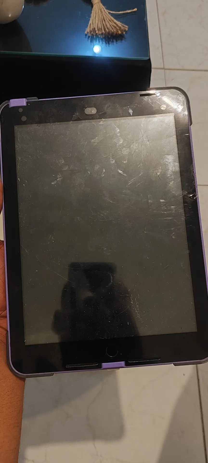 Cambio iPad 6ta generación de 128gb con crack en la pantalla así como está en la foto pero 100% funcional solo persona interesada en hacer negocio cambio por ryzen serie 5000